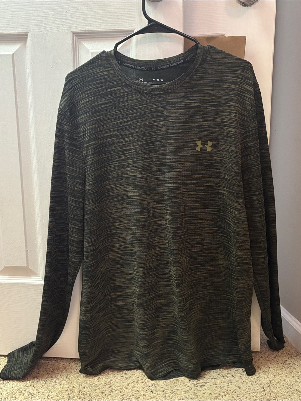 Under Armour Men’s Gray and Black Long-Sleeve Crew Shirt